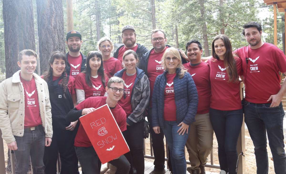 El elenco y el equipo de "Red Snow" en locaciones en Lake Tahoe.