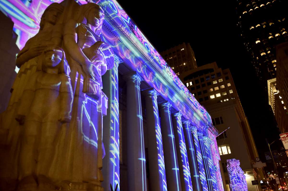 Las pantallas de luz se proyectan en el edificio de la Bolsa de Valores de la Costa del Pacífico como parte de la instalación de arte Let's Glow SF, en San Francisco, CA, el martes 8 de diciembre. 
