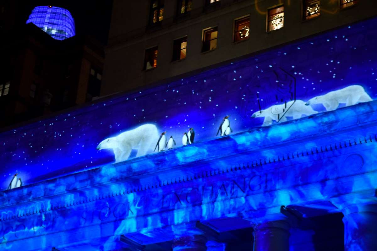 Una proyección de un oso polar y sus cachorros se muestra en el edificio de la Bolsa de Valores de la Costa del Pacífico como parte de la instalación de arte Let's Glow SF, el martes 8 de diciembre. 