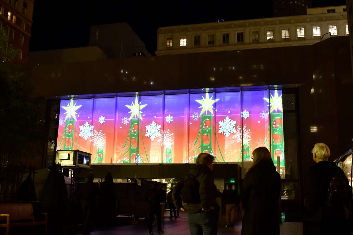 Los espectadores ven la instalación de arte Let's Glow SF en 345 Montgomery St., el martes 8 de diciembre. 