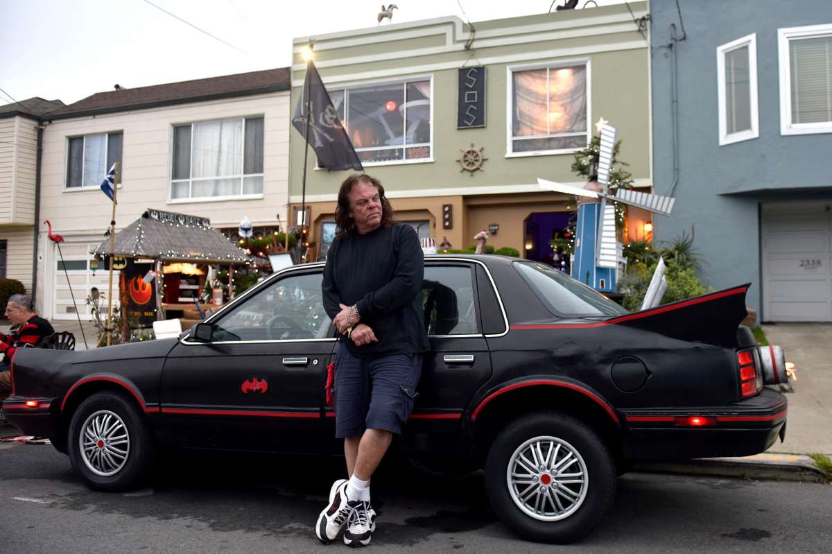 James Kirk, residente de San Francisco, fotografiado con su Batimóvil personalizado frente a su casa en Outer Sunset el jueves 2 de diciembre de 2021.