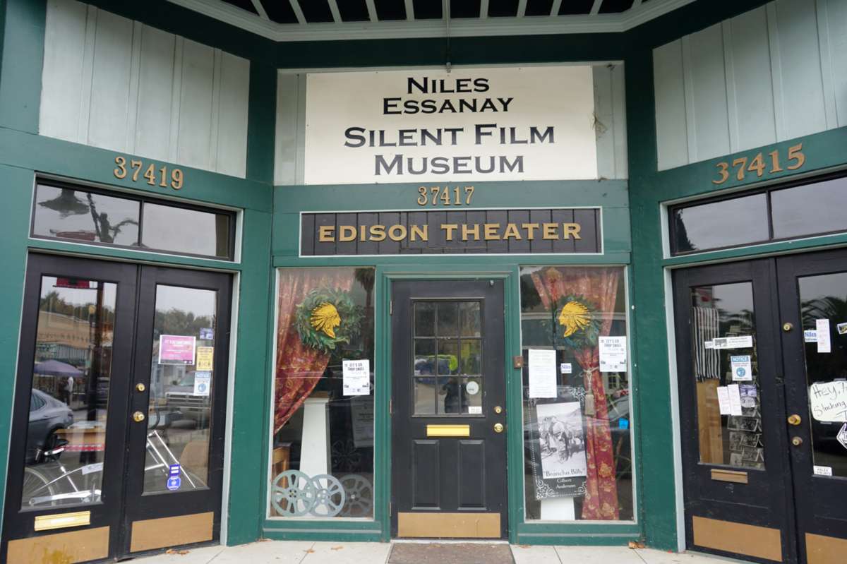 El Museo de Cine Silencioso Niles Essanay celebra el apogeo de la zona en el negocio del cine. La película "La trampa" La mirada fija de Charlie Chaplin fue filmada alrededor de Niles. 