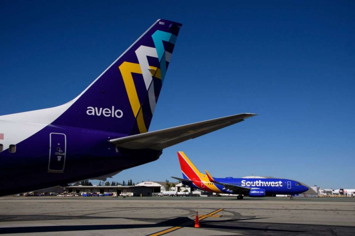 Un Boeing 737 de Southwest Airlines Co. pasa por delante de un avión de Avelo Airlines en el aeropuerto Hollywood Burbank el 28 de abril de 2021.