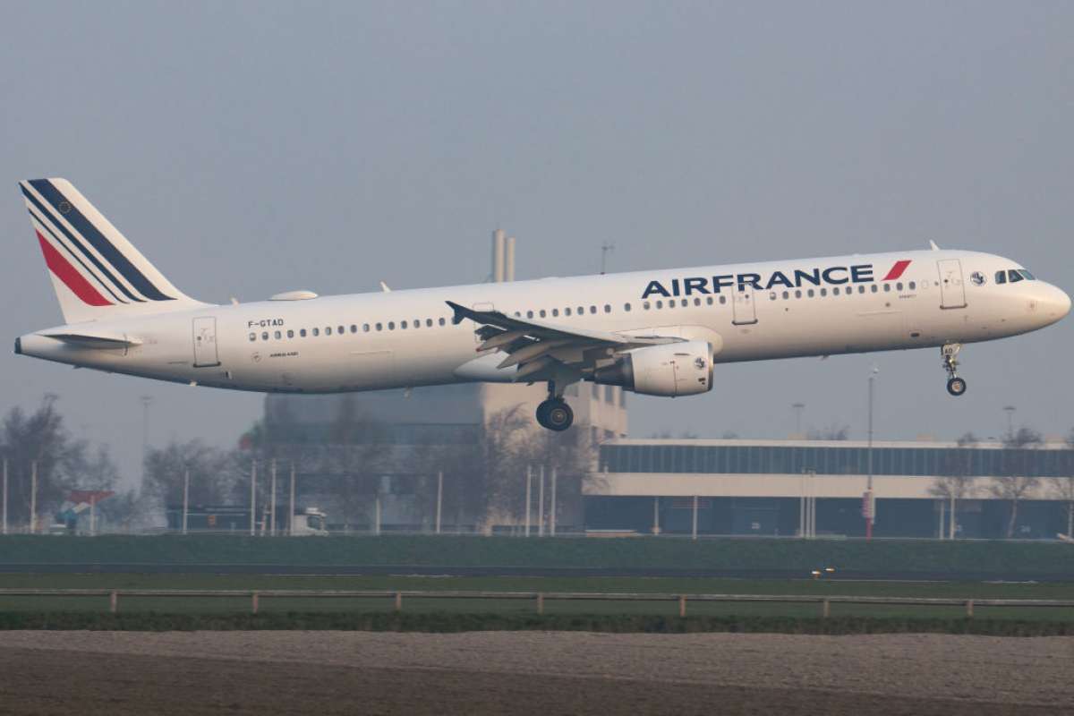 Airbus de Air France en la aproximación final para aterrizar en el aeropuerto Schiphol de Ámsterdam durante una mañana de clima brumoso. 