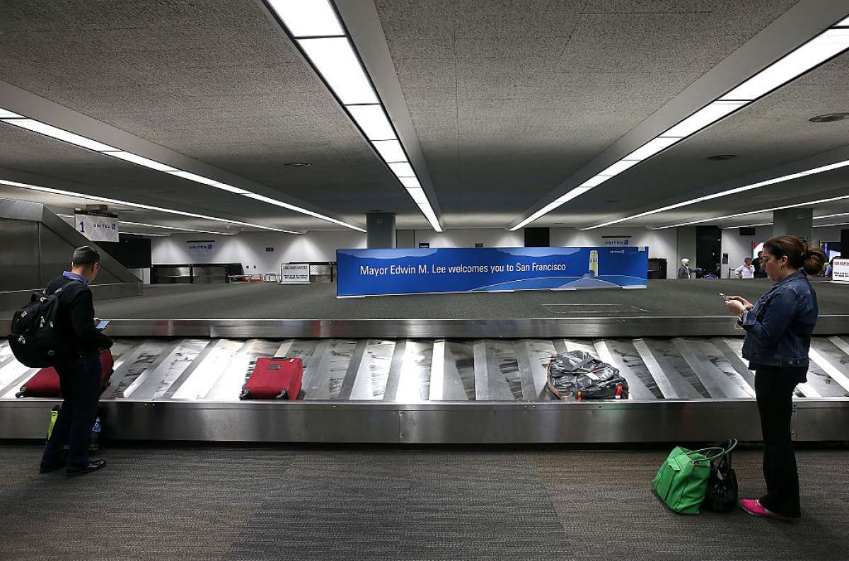 Los pasajeros esperan su equipaje en el Aeropuerto Internacional de San Francisco el 13 de marzo de 2015 en San Francisco, California.