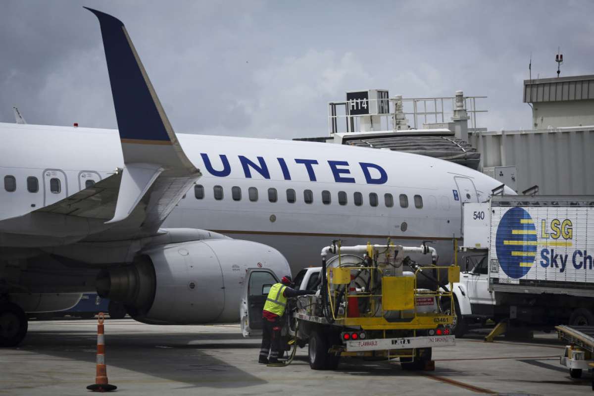 Un avión de United Airlines es visto en una puerta del Aeropuerto Internacional de Miami, en Miami, Florida, Estados Unidos, el 16 de junio de 2021.