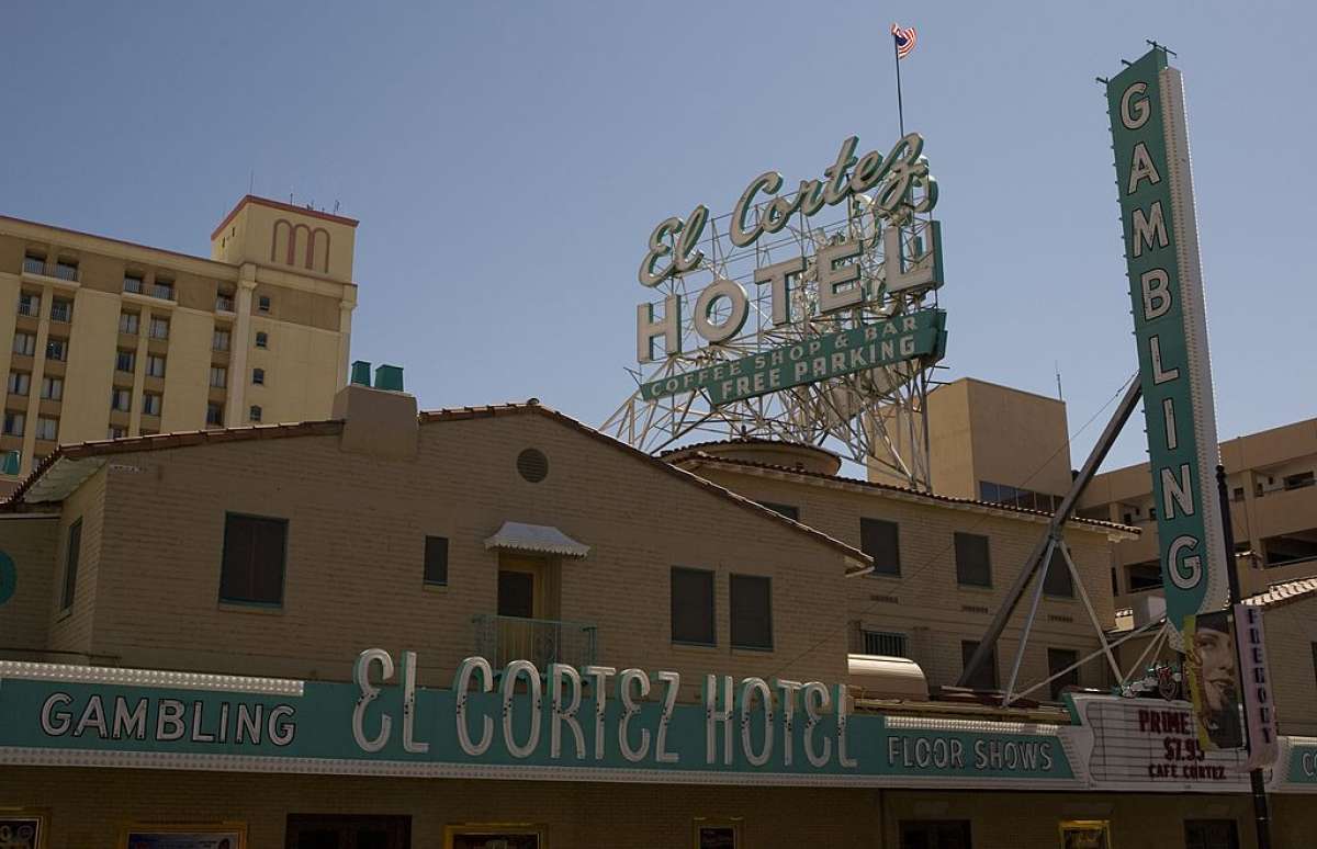 Los letreros de neón del Hotel El Cortez cerca de Fremont Street Experience en el centro de Las Vegas en 2009.