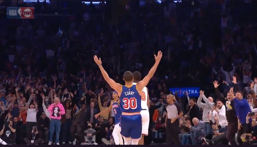  La sudadera con capucha neón de Pete Davidson distrae a los espectadores de los Warriors-Knicks durante el momento histórico de Steph Curry
