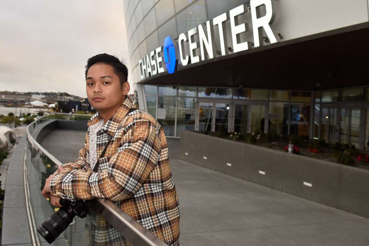 Jordan Jiménez, fotógrafo personal del escolta de los Golden State Warriors Jordan Poole, fotografiado afuera del Chase Center, el miércoles 8 de diciembre. 