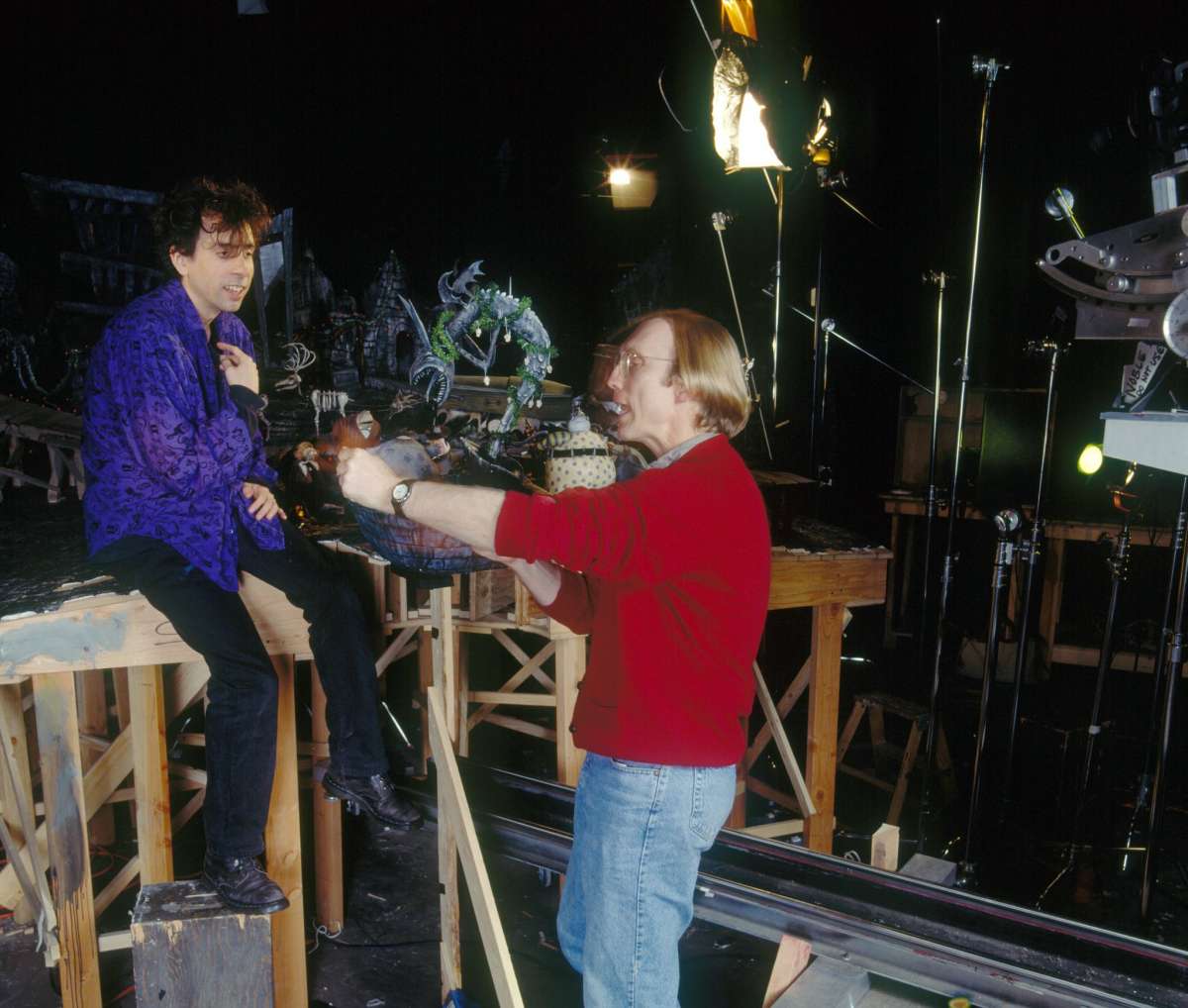 El guionista y productor estadounidense Tim Burton con el director Henry Selick en el set de la película de fantasía musical stop motion "Pesadilla antes de Navidad". 