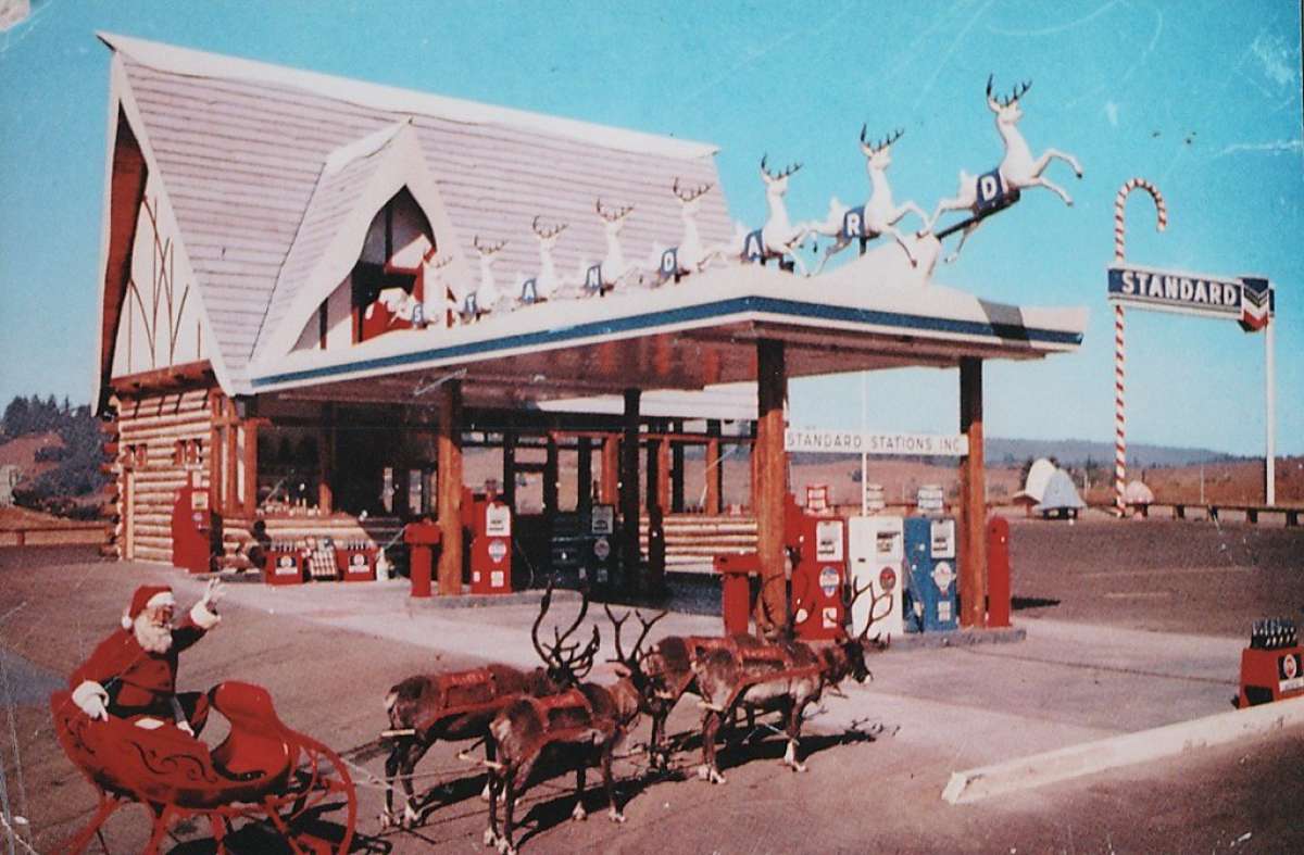 La gasolinera Santa's Village, foto cortesía de las Bibliotecas Públicas de Santa Cruz, sucursal de Scotts Valley.