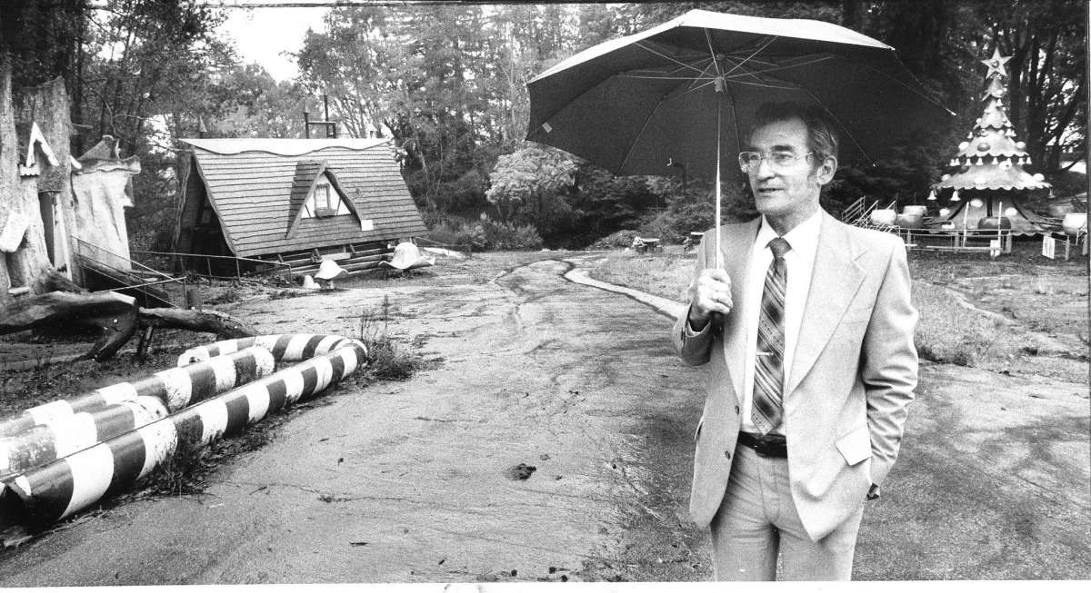 Fred Cummings, un exjefe de mantenimiento de Santa's Village, visto en el parque de diversiones Scotts Valley en diciembre de 1983.
