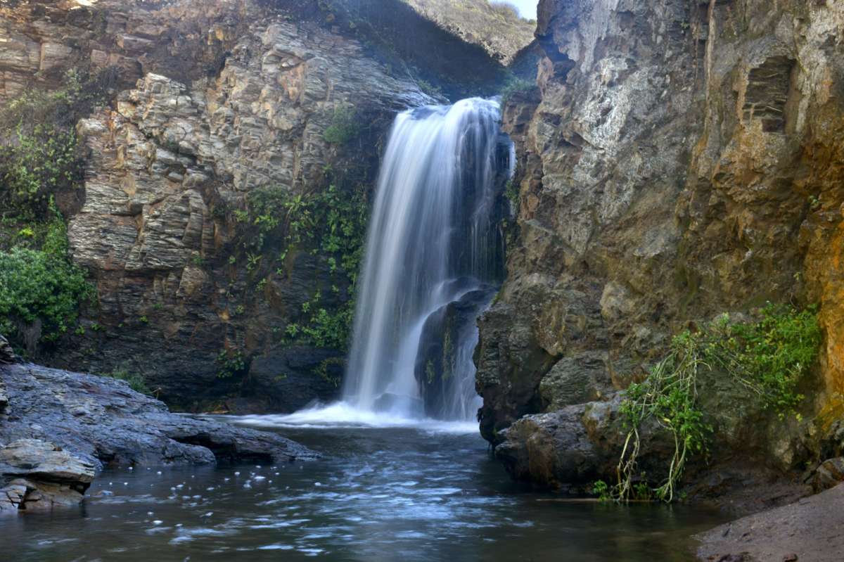 Una cascada más pequeña en los acantilados sobre Alamere Falls en Marin, California, el jueves 28 de octubre de 2021.
