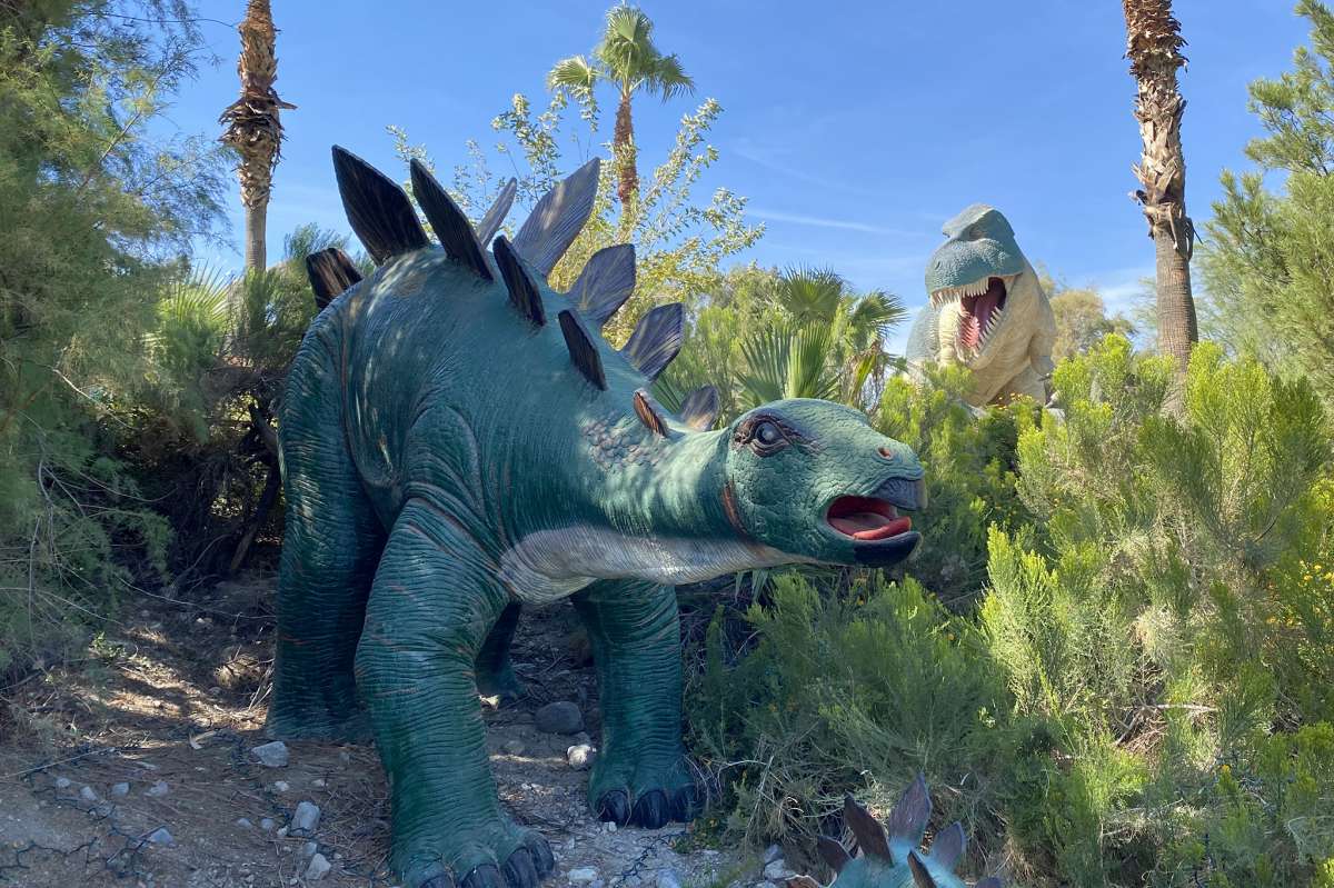 Algunas de las esculturas de dinosaurios parecen surgir de la nada.