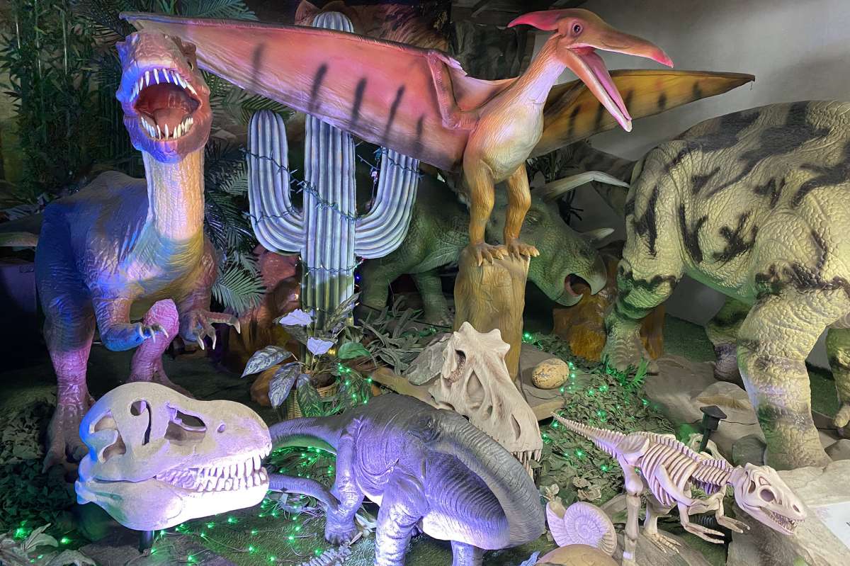 Una exhibición interior de dinosaurios animatrónicos.