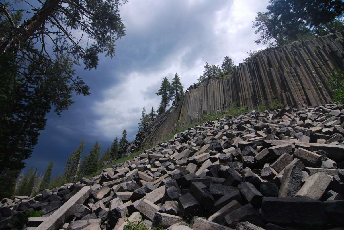 Columnas de basalto en el Monumento Nacional Devils Postpile.