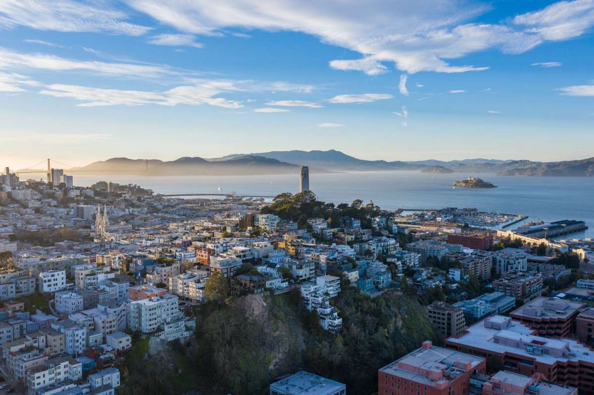 Vista aérea de Coit Tower y Russian Hill cuando el sol comienza a ponerse sobre San Francisco.