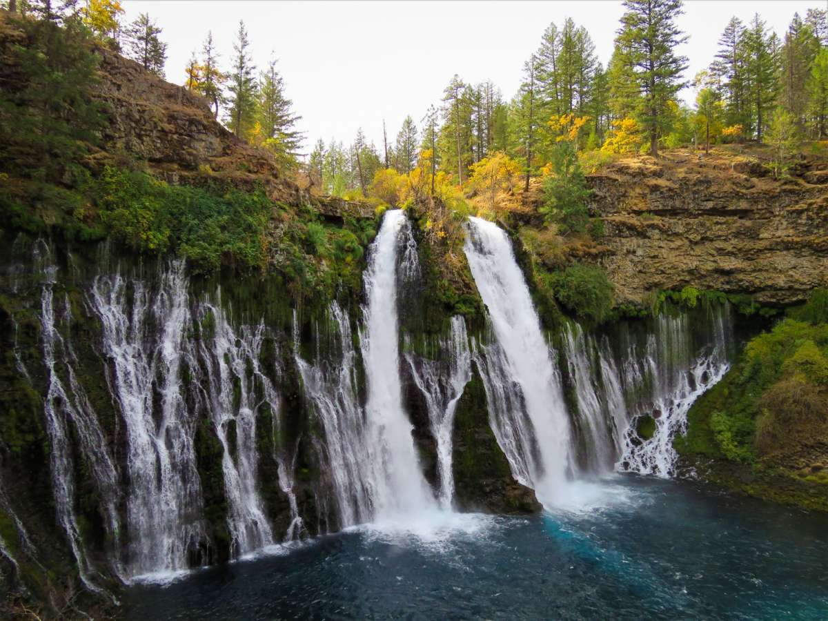 Las condiciones están cerca del pico en Burney Falls en McArthur-Burney Falls Memorial State Park en Shasta Cascade.