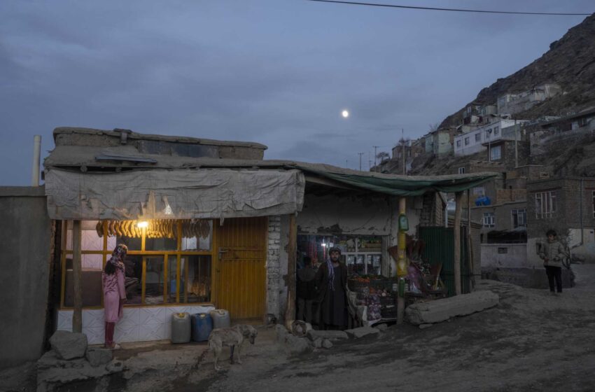  AP PHOTOS: Los afganos están desesperados; los talibanes se enfrentan a la ruina económica