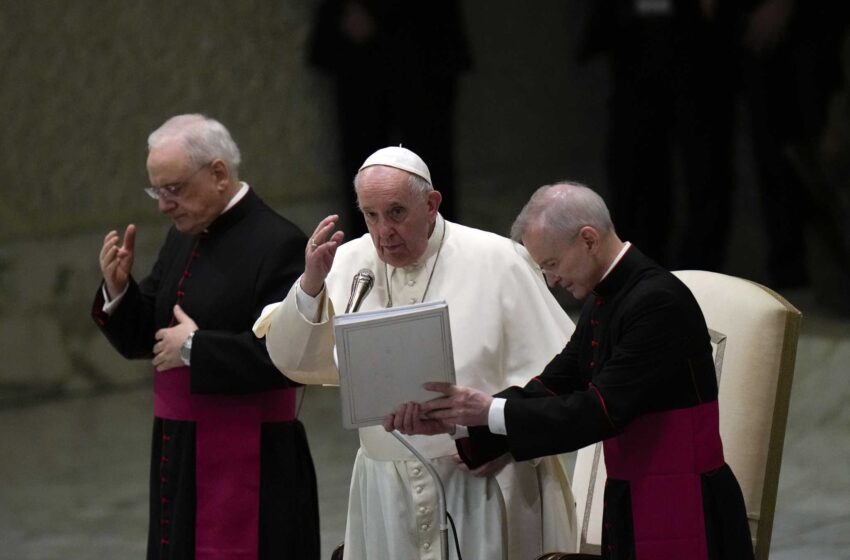  El Papa exige humildad en un nuevo discurso navideño lleno de chistes