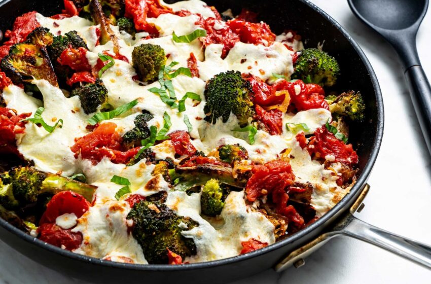  El brócoli para pizza en una sartén pone la cocina amigable en la despensa en una práctica rápida y sabrosa