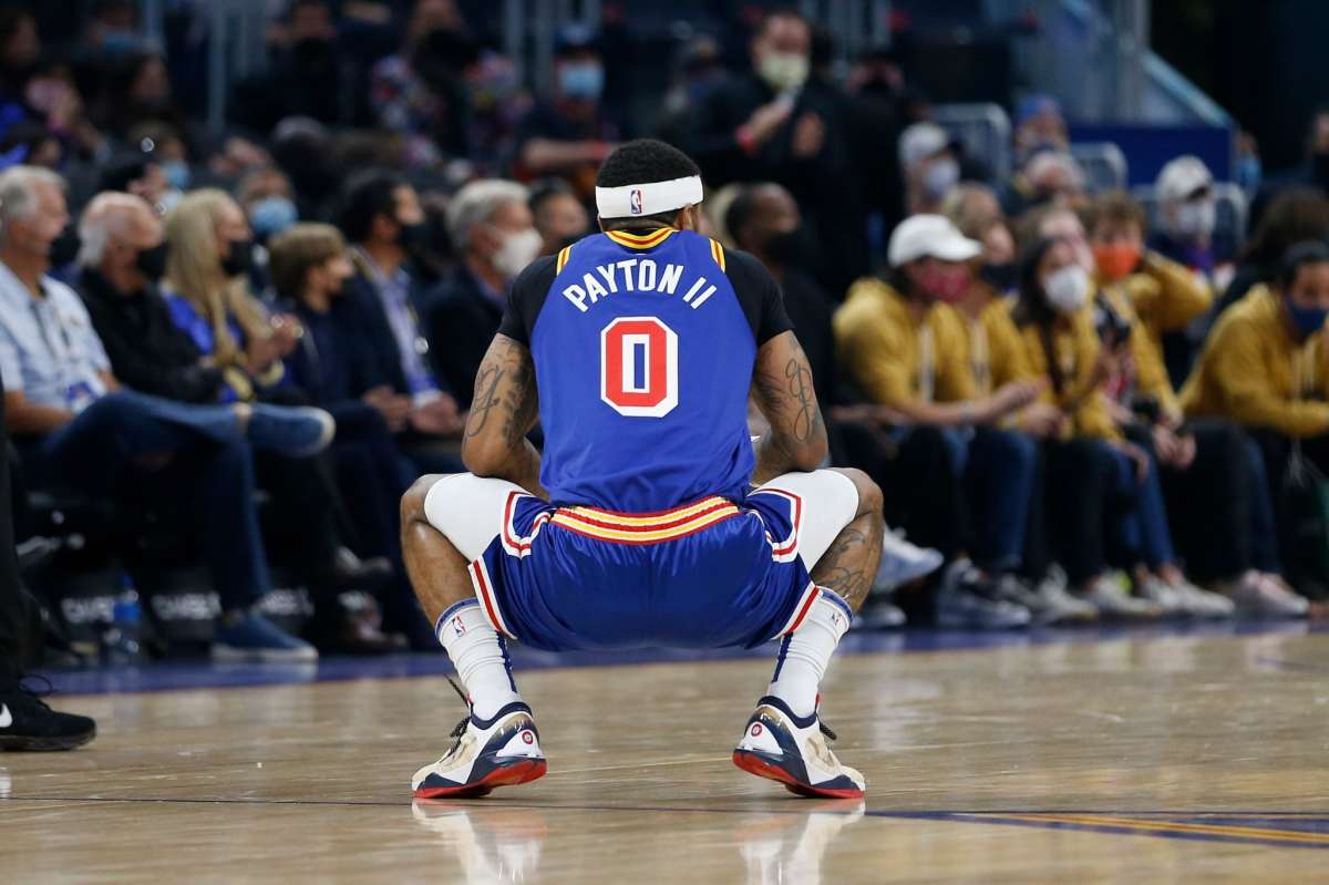 Gary Payton II de los Golden State Warriors mira en el primer cuarto contra los San Antonio Spurs en el Chase Center el 4 de diciembre de 2021 en San Francisco, California.