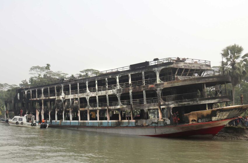  El incendio de un ferry mata al menos a 39 personas en el sur de Bangladesh
