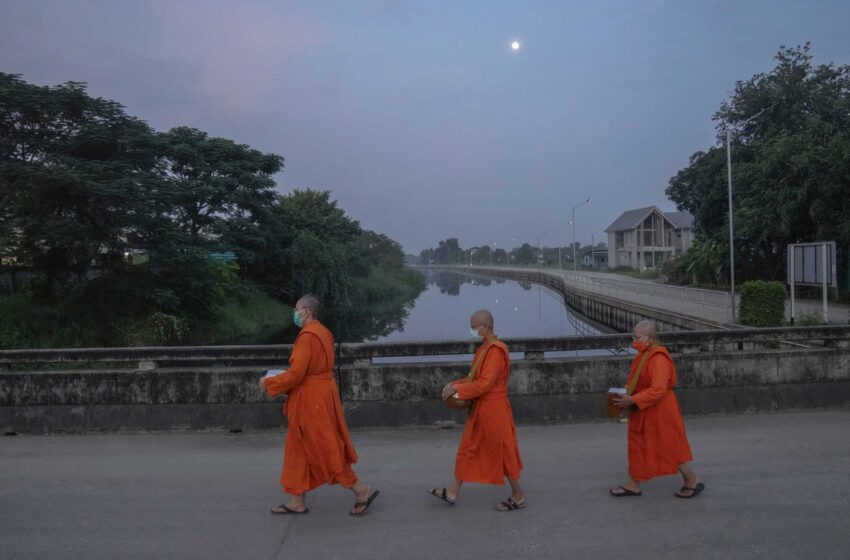  En el budismo, las mujeres se abren camino pero luchan por la equidad de género