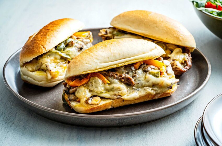  Este riff en el sándwich de cheesesteak es fácil, gracias a su sartén