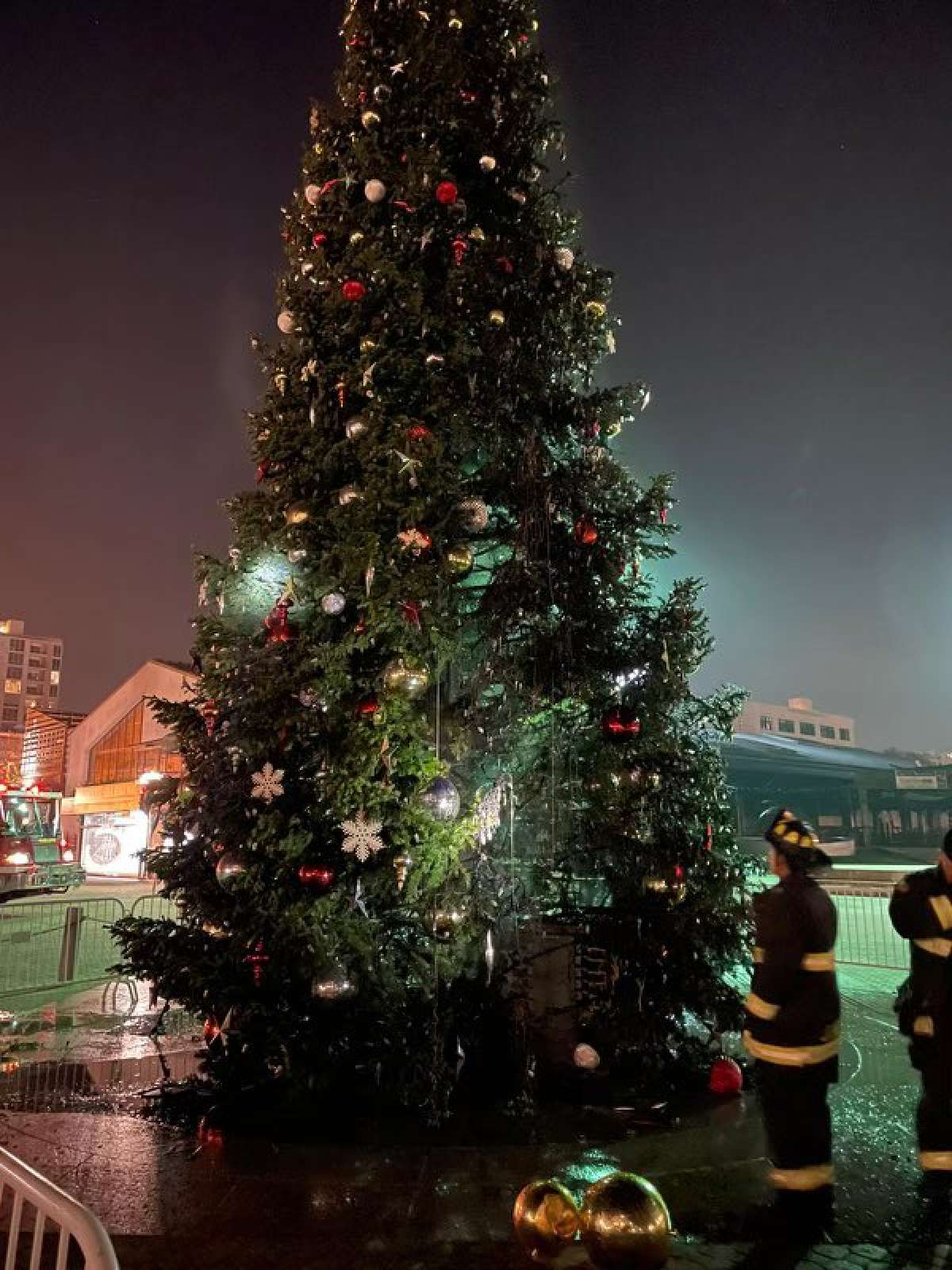 Las fotos muestran las consecuencias del árbol de Navidad supuestamente incendiado en la plaza Jack London de Oakland.