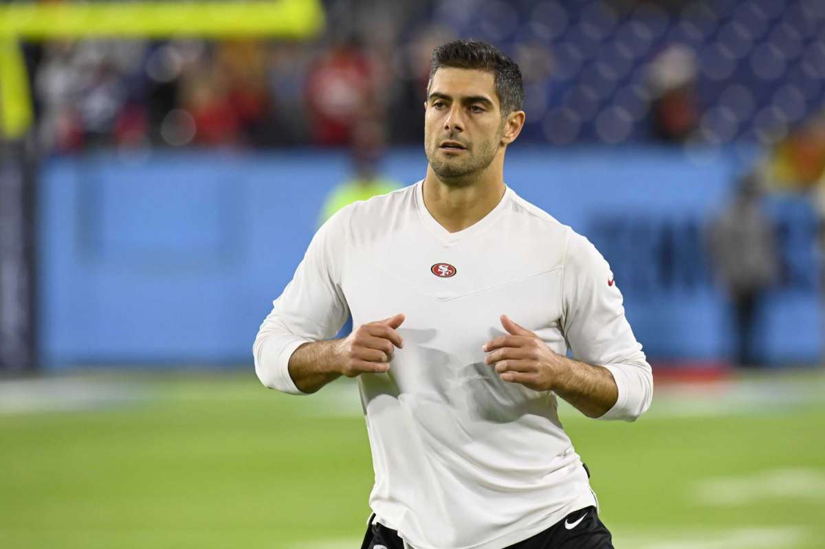 El mariscal de campo de los 49ers de San Francisco, Jimmy Garoppolo, calienta antes de un partido de fútbol americano de la NFL entre los 49ers y los Titanes de Tennessee el jueves 23 de diciembre de 2021 en Nashville, Tennessee.