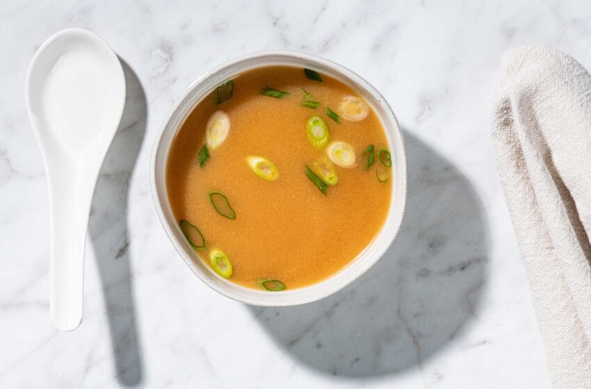  La sopa de miso brinda una satisfacción simple y cálida en un instante