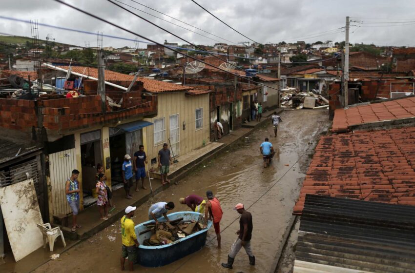  Las graves inundaciones de Brasil se extienden en Bahía y más allá