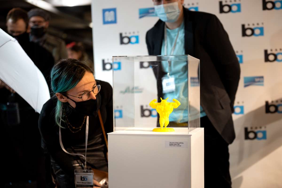 La organizadora y "curadora en jefe" Danielle Baskin inspecciona una obra de arte en la muestra de arte itinerante no autorizada BART Basel, que tuvo lugar el sábado 4 de diciembre de 2021.