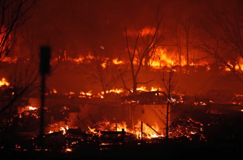  Los incendios forestales queman cientos de casas en Colorado, miles huyen