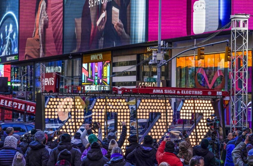  Los juerguistas limitados vuelven a Times Square para inaugurar el 2022