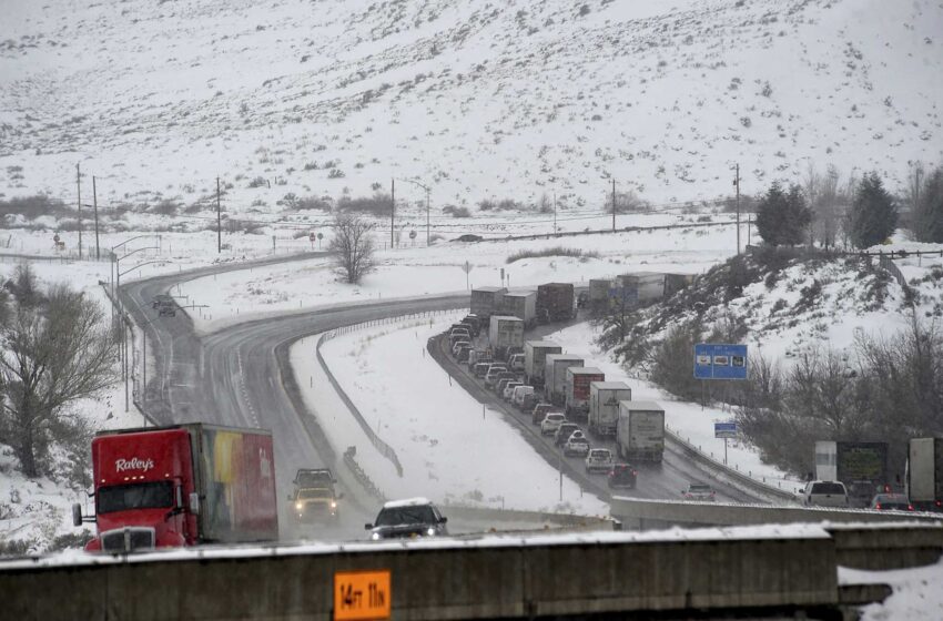  Más nieve cierra una importante autopista en el estado de Washington