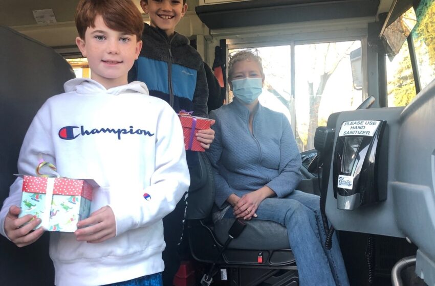  ‘Mis hijos’: Los conductores de autobús entregan regalos tras el cierre de la escuela