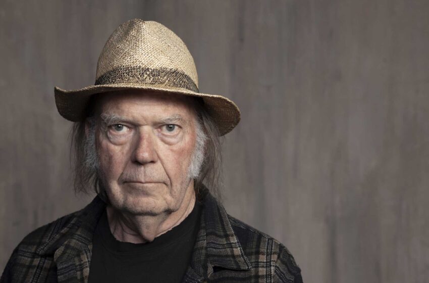  Neil Young reconstruye un granero de las Rocosas y reúne a Crazy Horse