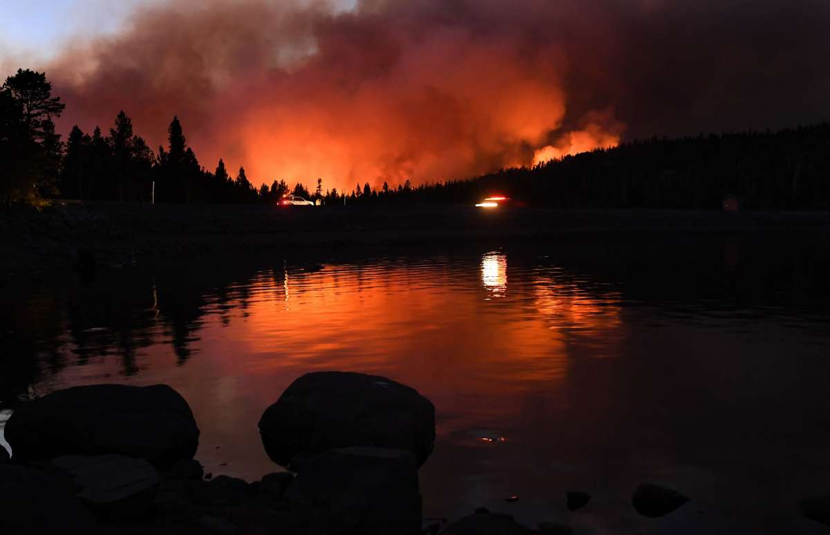 El incendio de Caldor se refleja frente al lago Caples, cerca de la estación de esquí de Kirkwood, el 31 de agosto de 2021.