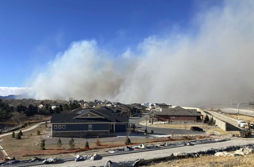  Ráfagas de 100 mph empujan el fuego salvaje en las ciudades densamente pobladas de Colorado