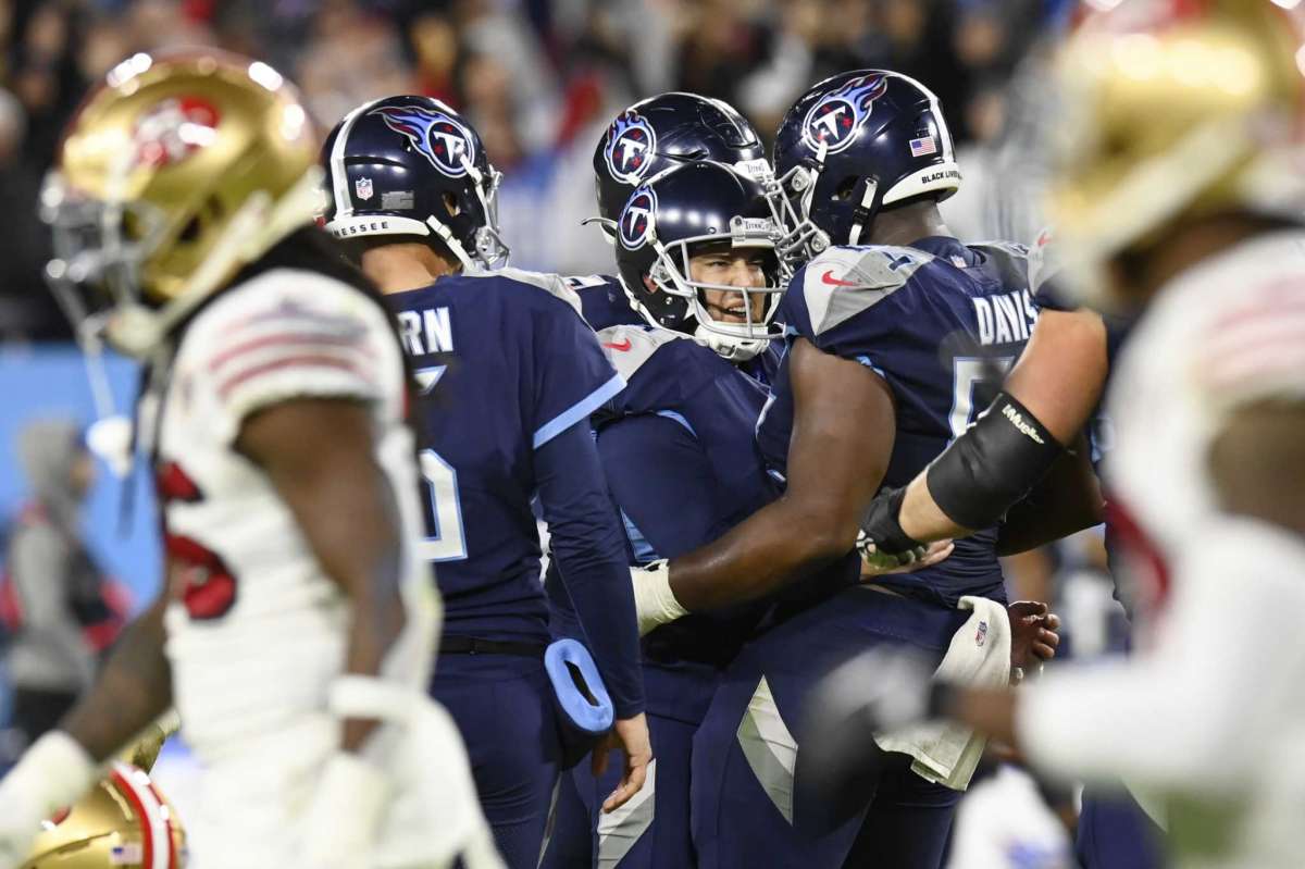 El pateador Randy Bullock, de los Titans de Tennessee, es felicitado tras convertir el gol de campo de la victoria sobre los 49ers de San Francisco, el jueves 23 de diciembre de 2021 (AP Foto/Mark Zaleski)