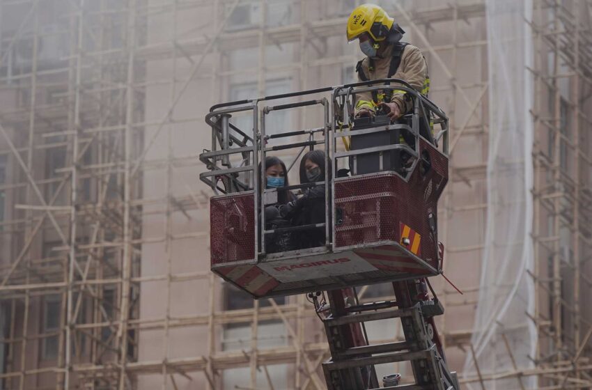  Un incendio atrapa a cientos de personas en una torre de Hong Kong y 13 son hospitalizadas