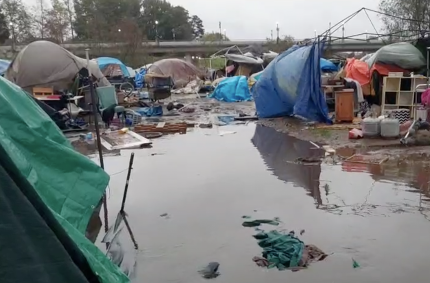  Un vídeo muestra un campamento de indigentes inundado en Santa Cruz: “¿Por qué nuestra sociedad ha permitido esto?