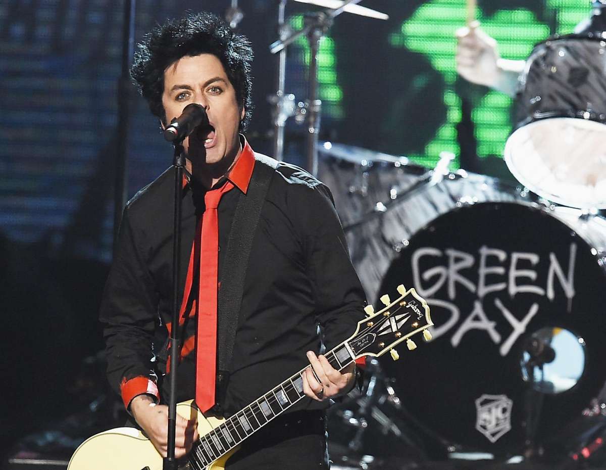 Creció para convertirse en el músico Billie Joe Armstrong de Green Day. Aunque Green Day está indisolublemente vinculado con 924 Gilman Street en Berkeley, Armstrong asistió a escuelas en Crockett y Pinole.