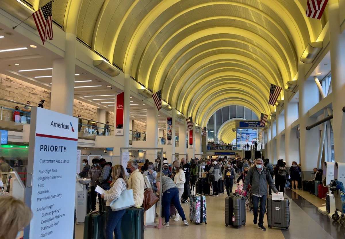 Los pasajeros se registran en los mostradores de American Airlines en el Aeropuerto Internacional de Los Ángeles (LAX) el 24 de abril de 2021. 