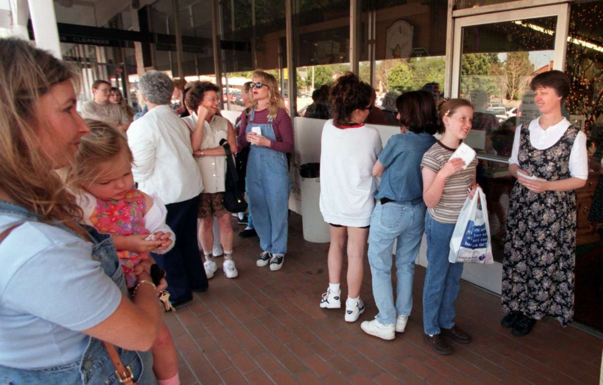 La fila frente a College Pharmacy en Ventura, donde la princesa Diana Beanie Babies salió a la venta el 23 de marzo de 1998. La fila comenzó a formarse a las 4 am. Un cliente se enfureció, por lo que llamaron a la policía de Ventura a la tienda. 
