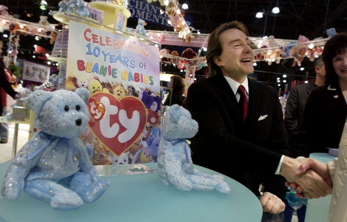 Ty Warner, creador de Beanie Babies, se da la mano en una rara aparición para celebrar el décimo aniversario de la línea de juguetes Beanie Babies en la American International Toy Fair el 16 de febrero de 2003 en el Centro de Convenciones Jacob K. Javits en la ciudad de Nueva York. 