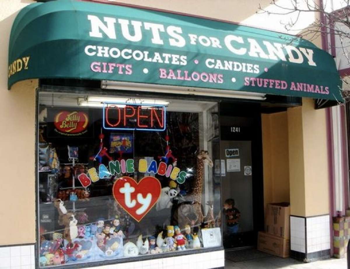La ventana de vidrio en Nuts for Candy en Burlingame solía estar adornada con una pantalla que anunciaba Beanie Babies.
