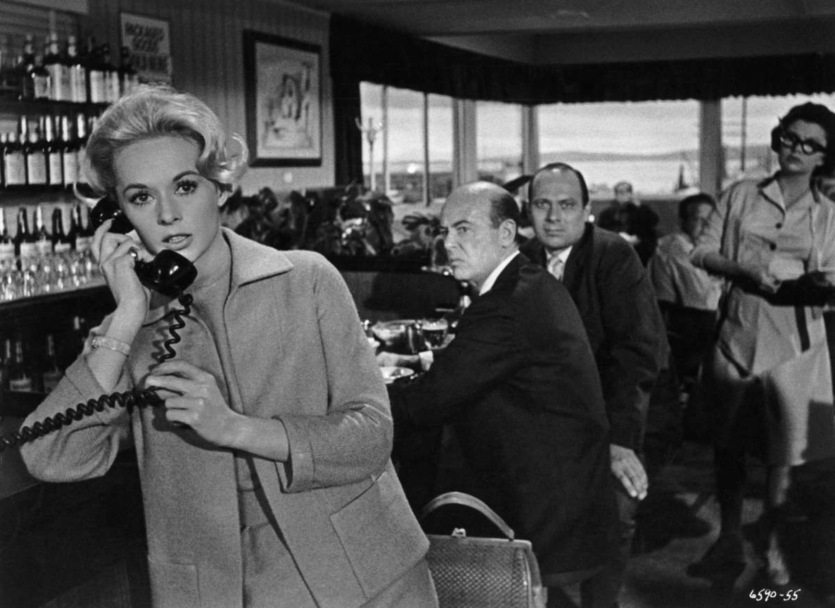 Tippi Hedren hace una llamada telefónica en una escena filmada en el restaurante Tides Wharf en "The Birds".